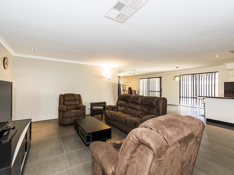 4 Hunter Way, Bertram WA 6167