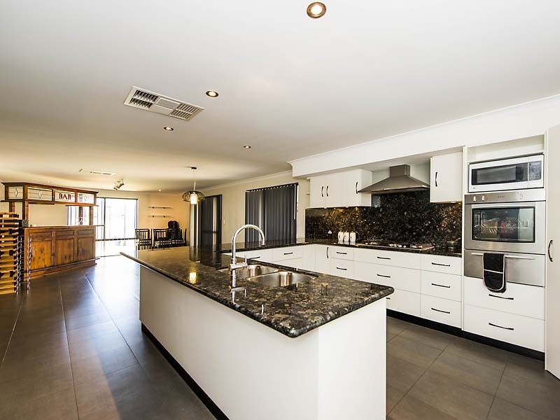 4 Hunter Way, Bertram WA 6167