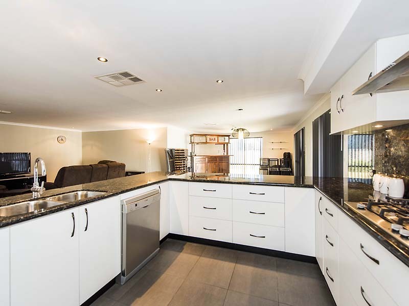 4 Hunter Way, Bertram WA 6167