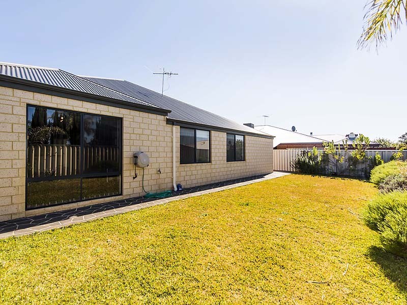 4 Hunter Way, Bertram WA 6167