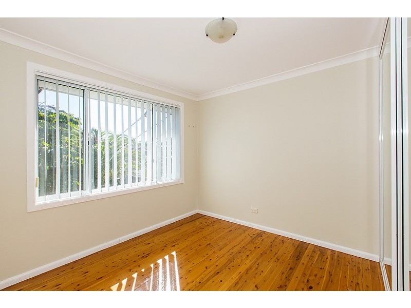 35 CAROLINE CRESCENT, Georges Hall NSW 2198