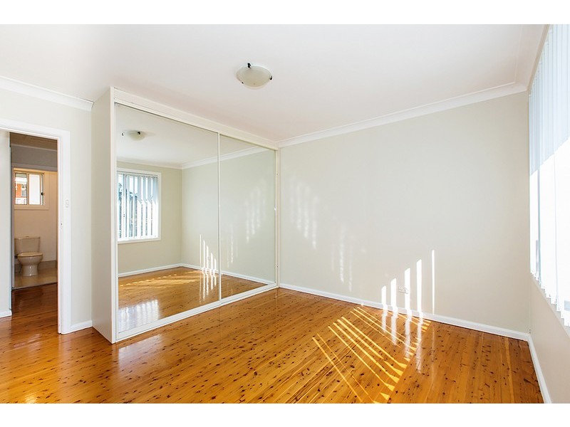 35 CAROLINE CRESCENT, Georges Hall NSW 2198