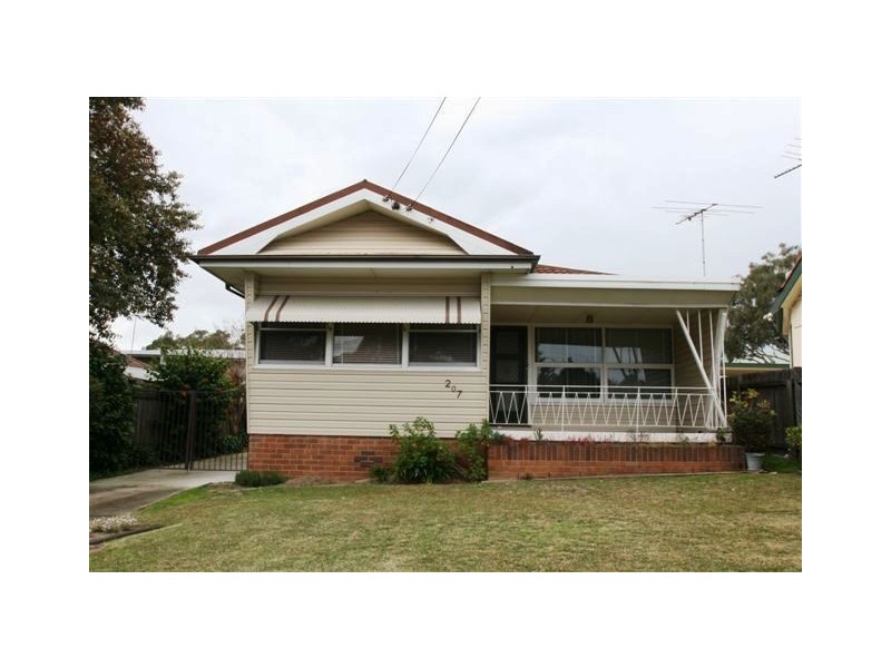 207 Henry Lawson Drive, Georges Hall NSW 2198