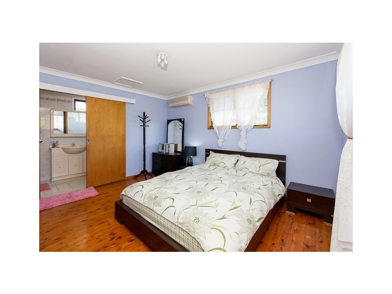 11 Cumberland Avenue, Georges Hall NSW 2198