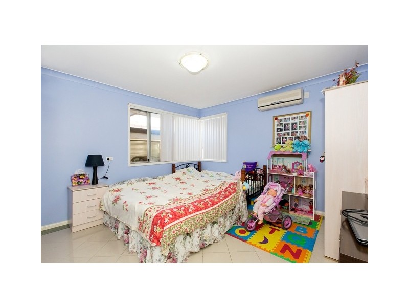 11 Cumberland Avenue, Georges Hall NSW 2198