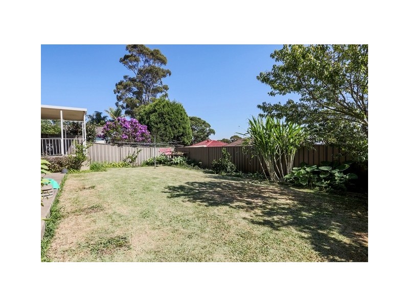 11 Cumberland Avenue, Georges Hall NSW 2198