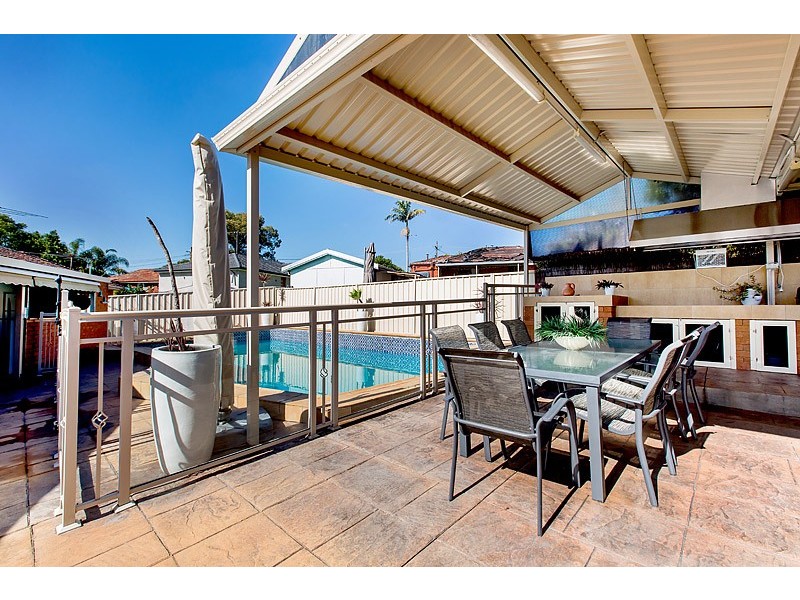 5 Binalong Avenue, Georges Hall NSW 2198