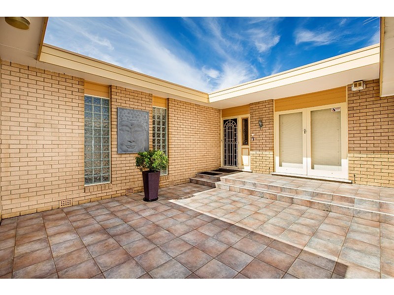 2 Josephine Crescent, Georges Hall NSW 2198