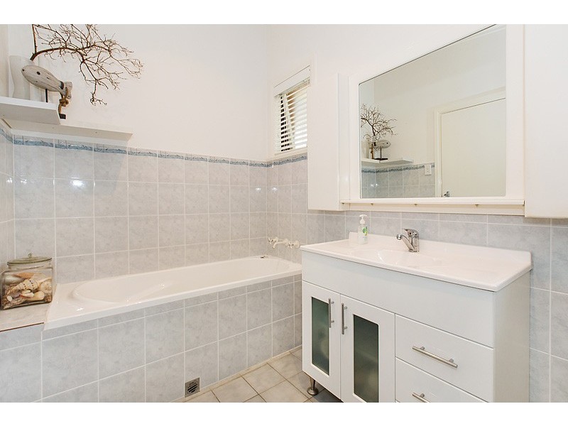 16 Sevenoaks Crescent, Bass Hill NSW 2197