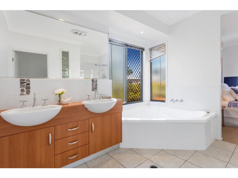 11 Emanual Court, Eatons Hill QLD 4037