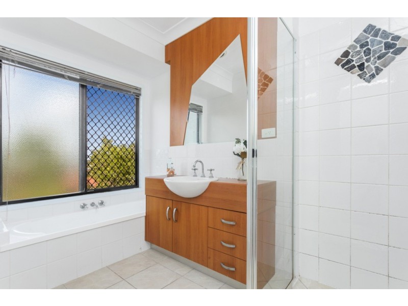 11 Emanual Court, Eatons Hill QLD 4037