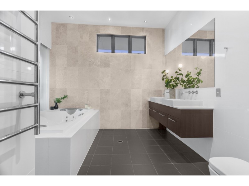 91 Lansdowne Street, Newmarket QLD 4051