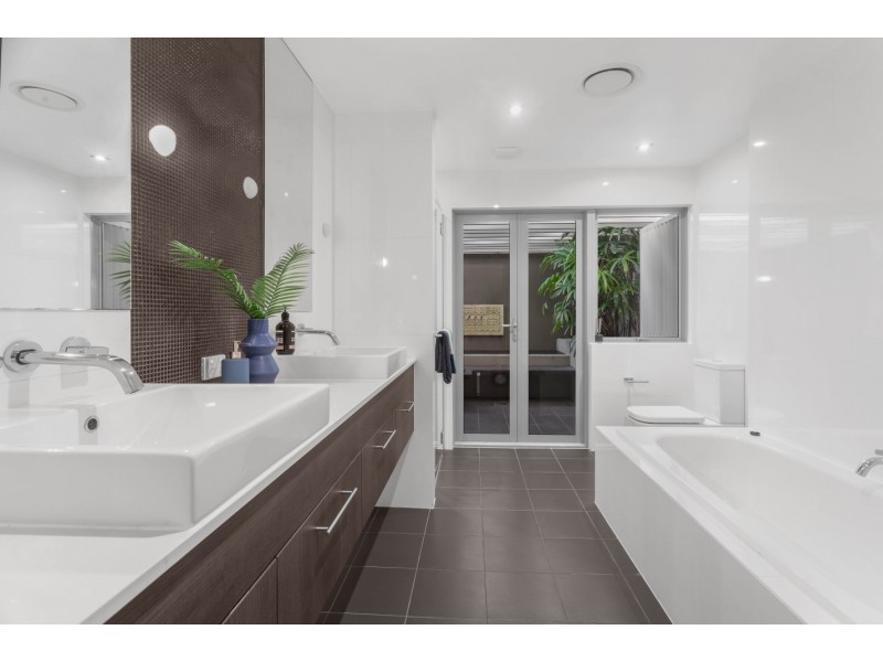 91 Lansdowne Street, Newmarket QLD 4051