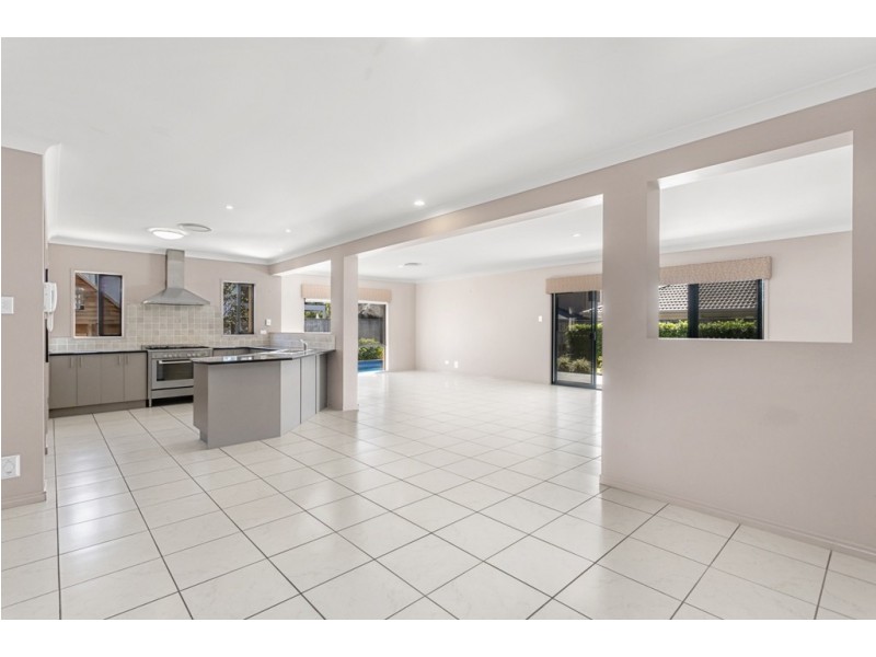 4 Oltrarno Place, Bridgeman Downs QLD 4035