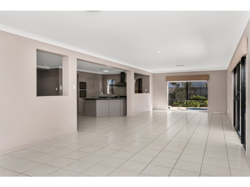 4 Oltrarno Place, Bridgeman Downs QLD 4035