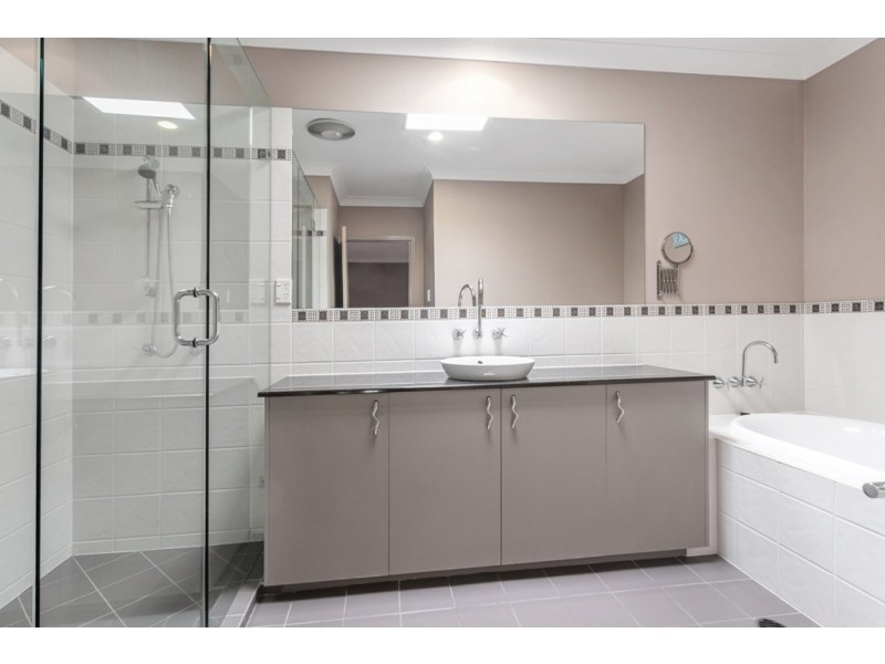 4 Oltrarno Place, Bridgeman Downs QLD 4035