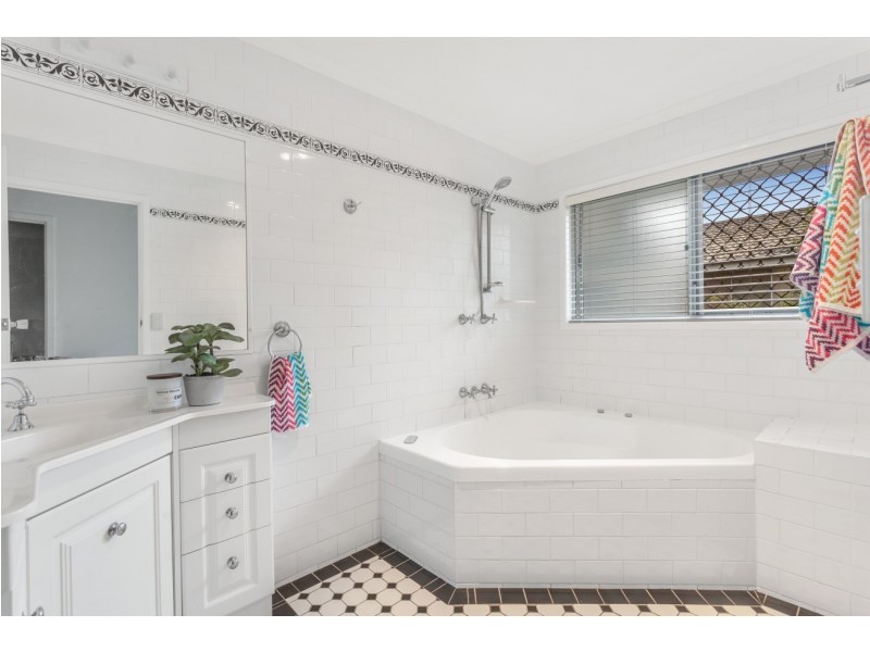 9 Woorama Road, The Gap QLD 4061