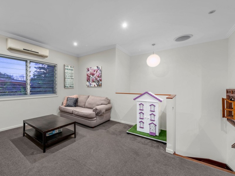 69 Lancelot Street, Tennyson QLD 4105