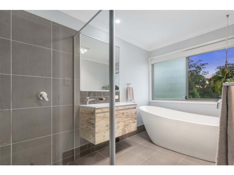 31 Walkers Road, Everton Hills QLD 4053