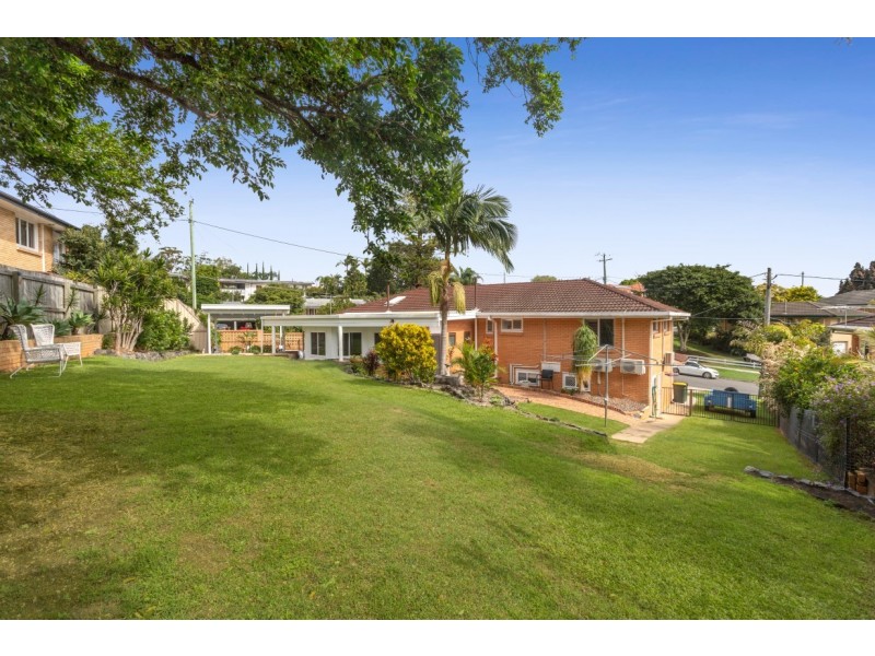 1 Euratha Street, Stafford Heights QLD 4053