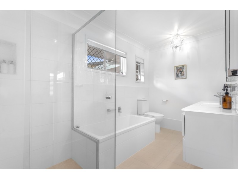 1 Euratha Street, Stafford Heights QLD 4053