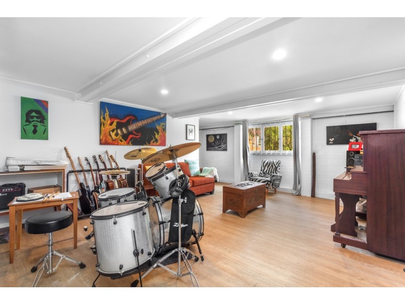 1 Euratha Street, Stafford Heights QLD 4053