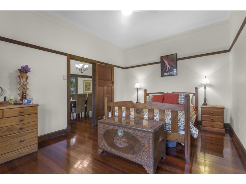 10 Bradley Avenue, Kedron QLD 4031