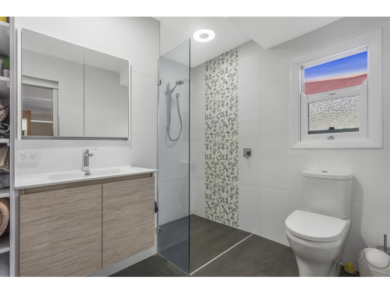 10 Bradley Avenue, Kedron QLD 4031