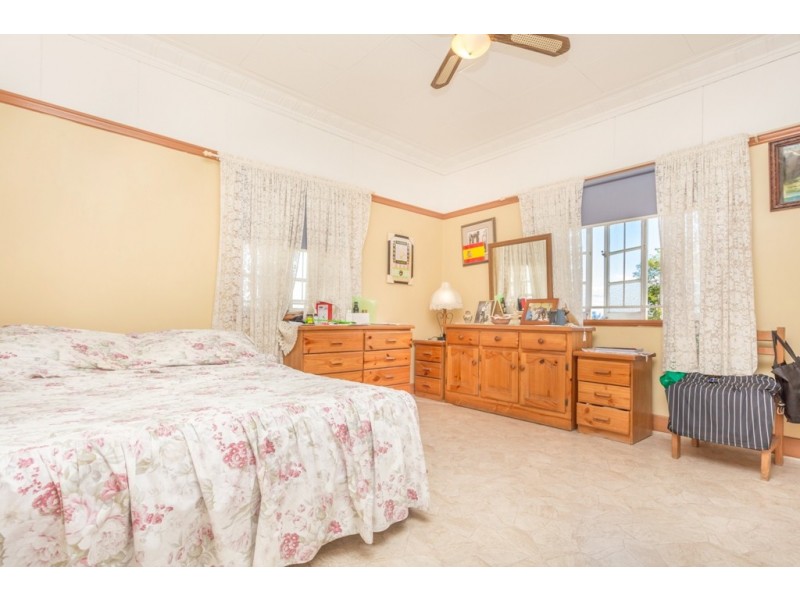 27 Tathra Street, Stafford QLD 4053