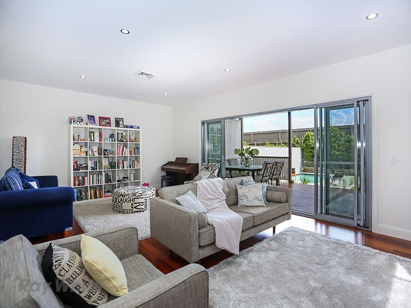 31 Raceview Avenue, Hendra QLD 4011