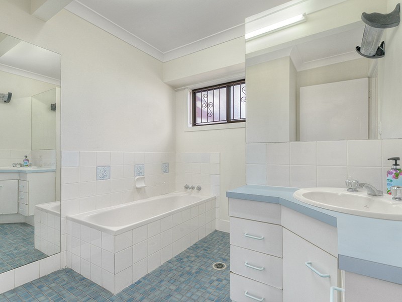 43 Raceview Avenue, Hendra QLD 4011