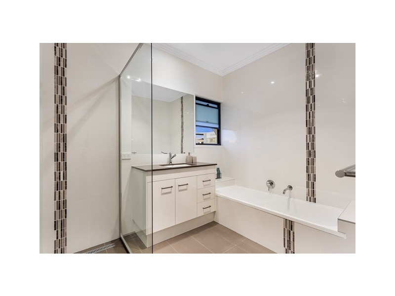 25 Thomas Street, Grange QLD 4051