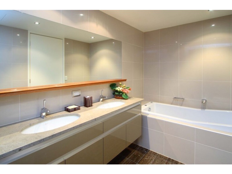 32/205 Coronation Drive, Milton QLD 4064