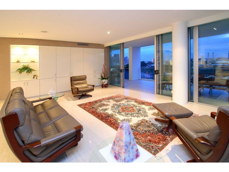 32/205 Coronation Drive, Milton QLD 4064