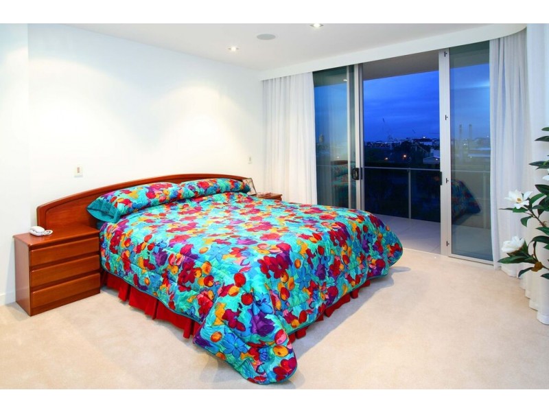 32/205 Coronation Drive, Milton QLD 4064