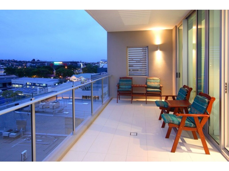 32/205 Coronation Drive, Milton QLD 4064