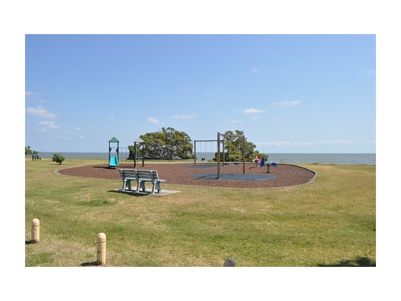 35 Chaseley Street, Nudgee Beach QLD 4014