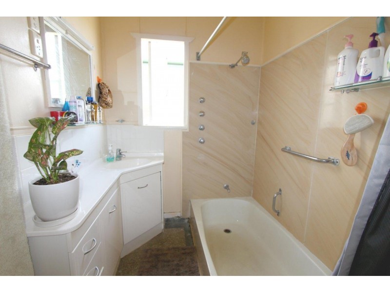 27 Tathra Street, Stafford QLD 4053