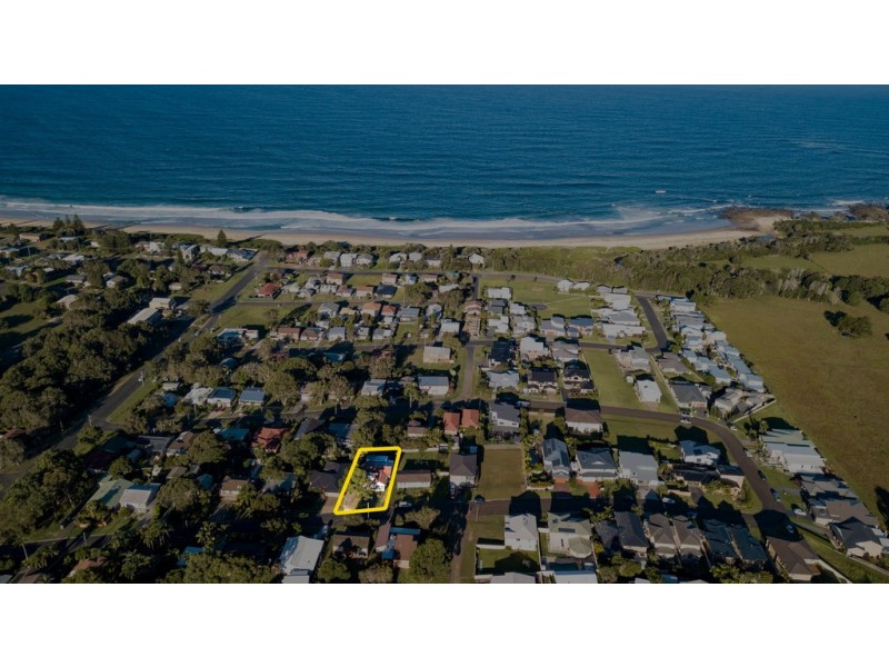 16 Sapphire Parade, Diamond Beach NSW 2430