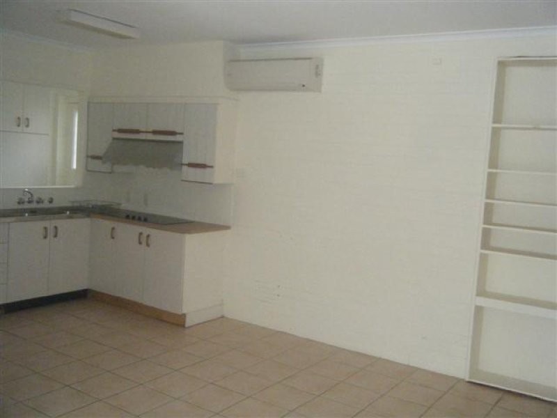 6/7 Robert, Torquay QLD 4655