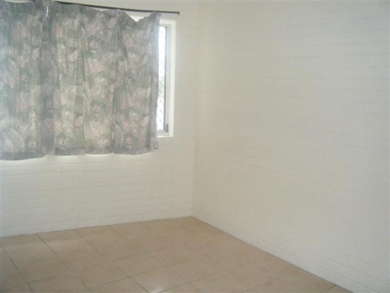 6/7 Robert, Torquay QLD 4655