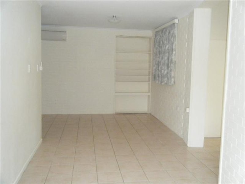 6/7 Robert, Torquay QLD 4655