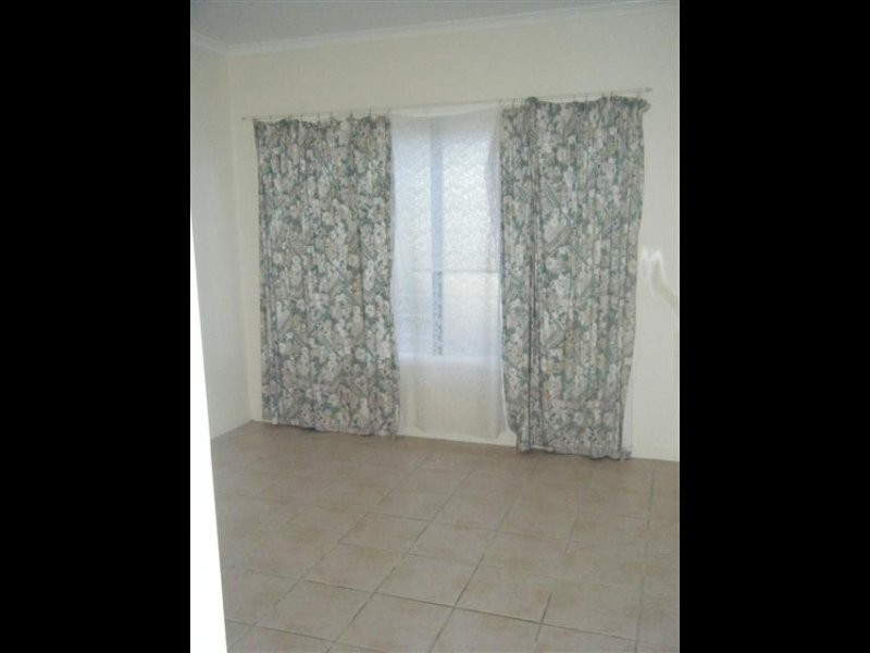 6/7 Robert, Torquay QLD 4655