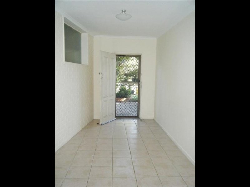 6/7 Robert, Torquay QLD 4655