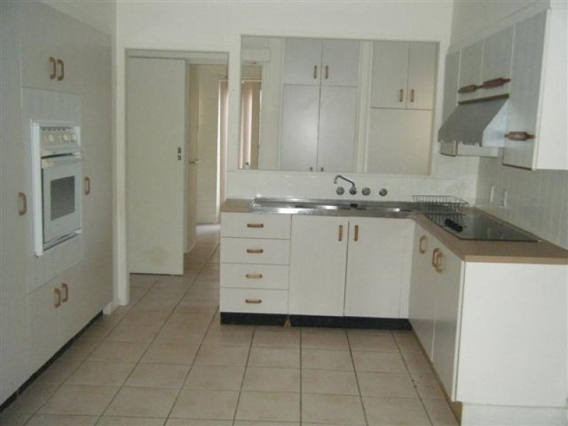 6/7 Robert, Torquay QLD 4655