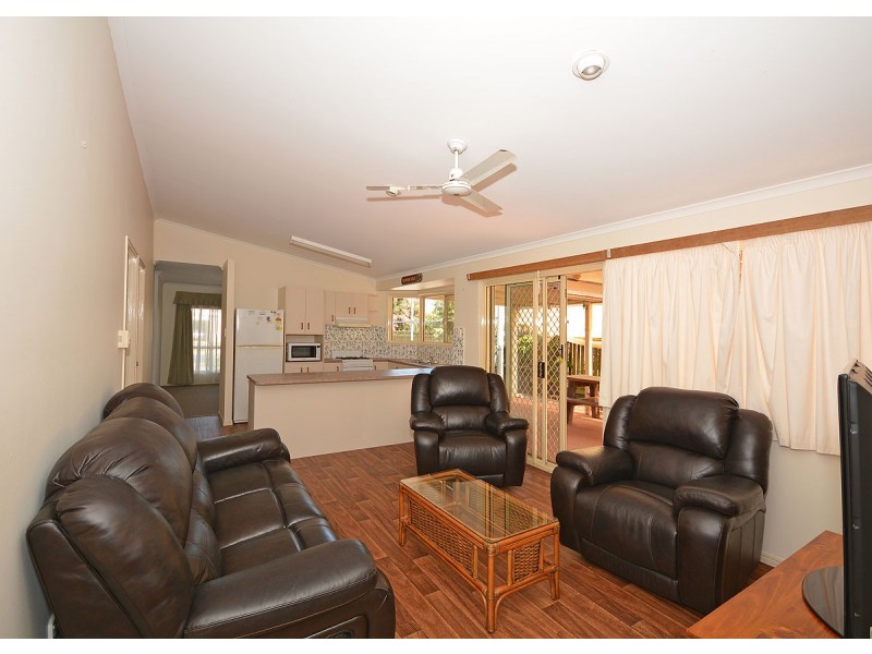 9 Limpus Street, Urangan QLD 4655