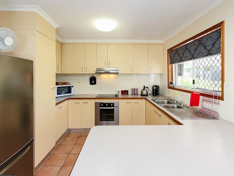 2 Howlett Street, Urangan QLD 4655