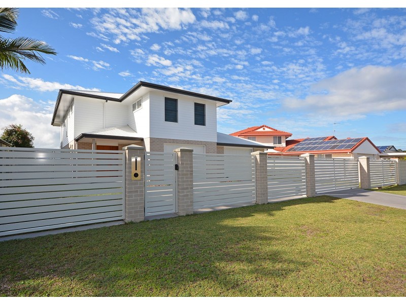 22 Skinner Crescent, Urangan QLD 4655
