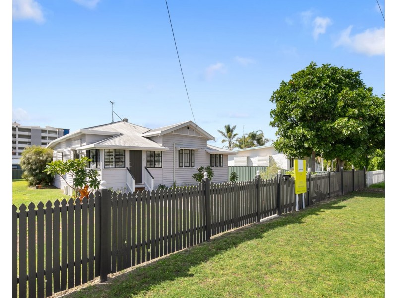 24 King Street, Urangan QLD 4655