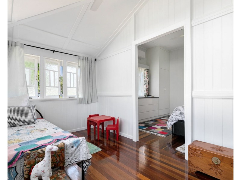 24 King Street, Urangan QLD 4655